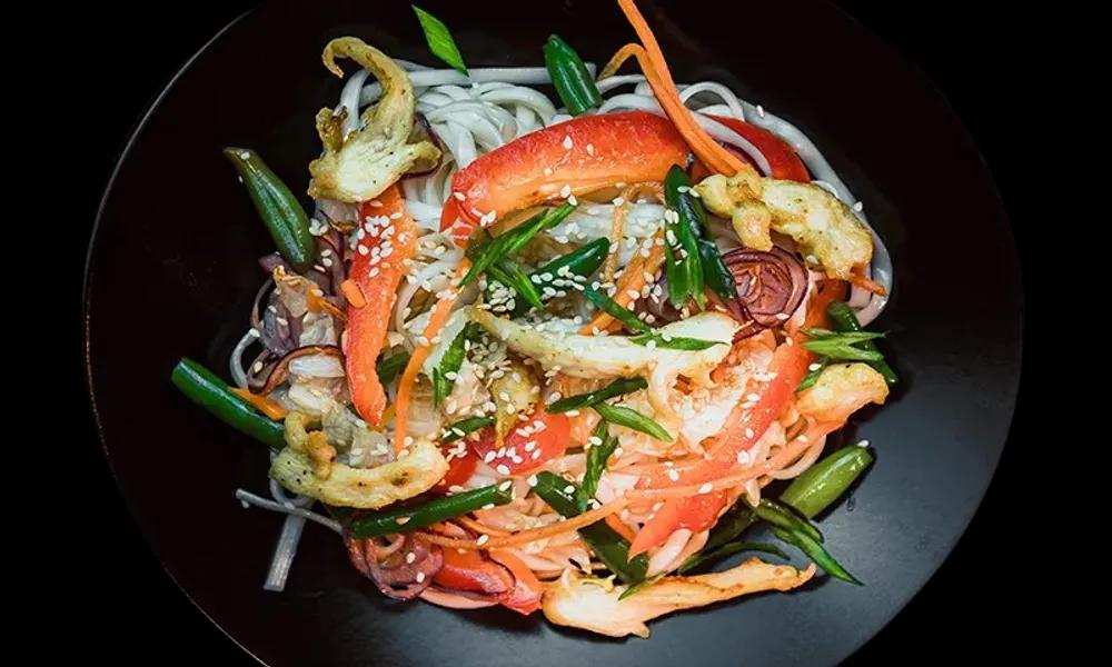 Лапша WOK з курчам в кисло-солодкому соусі