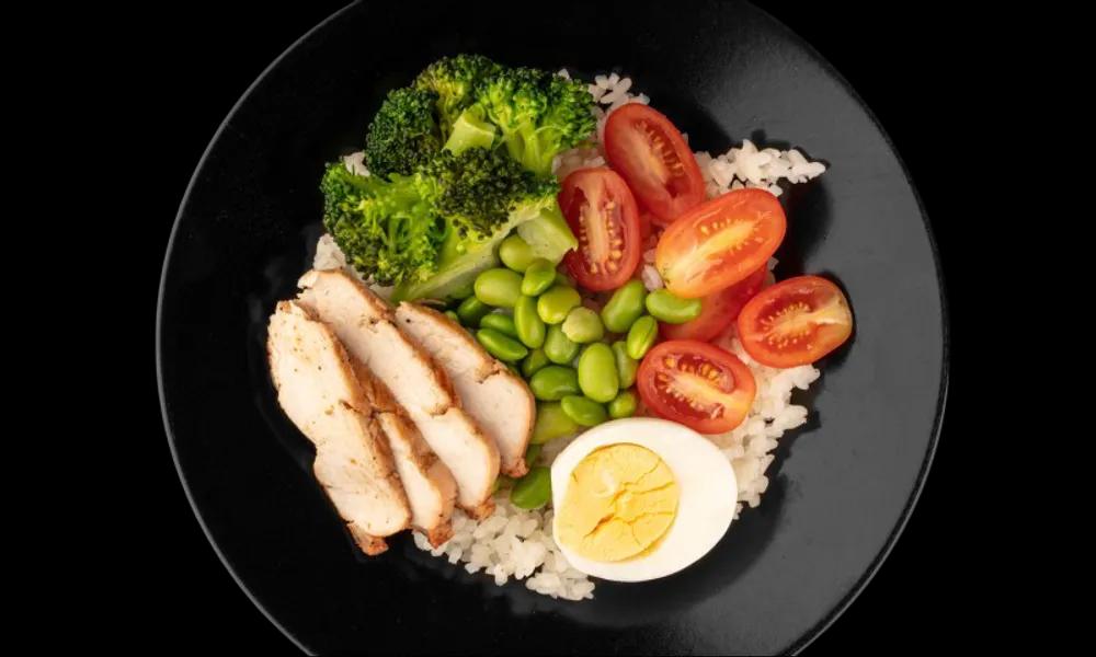 Боул з рисом,куркою, овочами та горіховим соусом