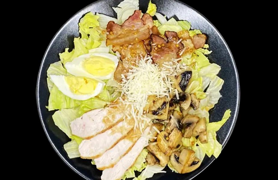 Салат з курчам, смаженими грибами і беконом