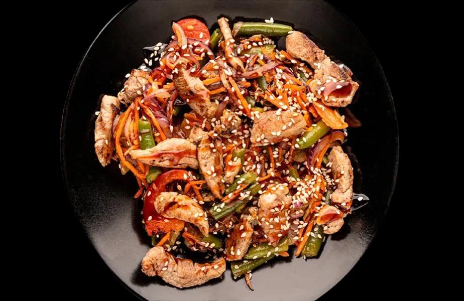 Теплий WOK салат зі свининою