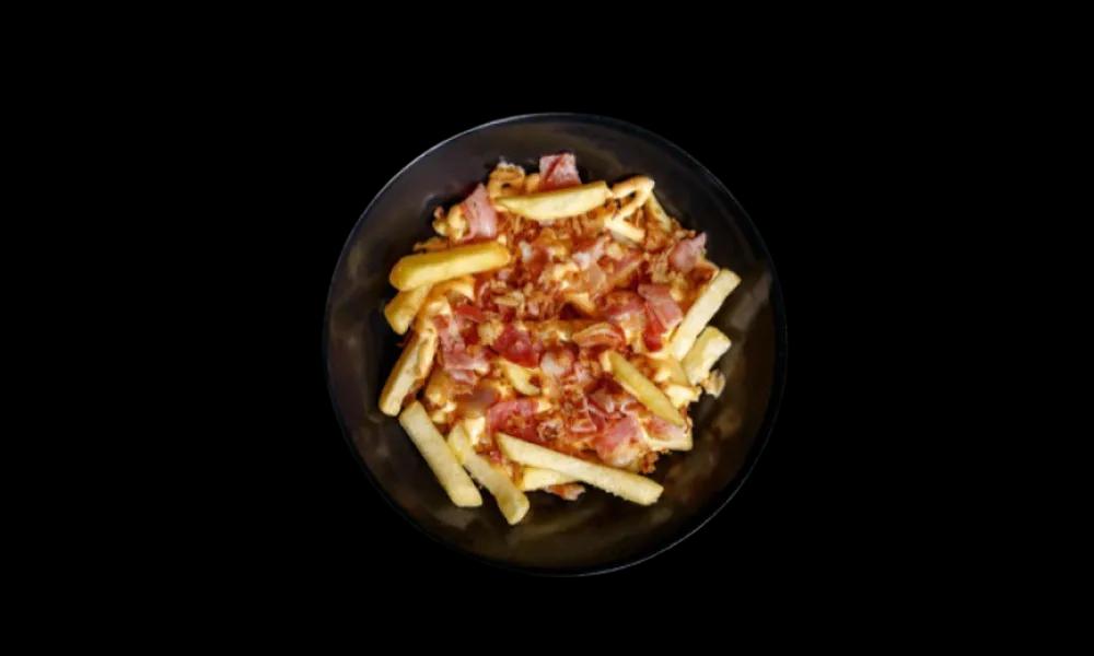 Картопля фрі з беконом і сирним соусом